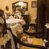 Ci stupisce anche la grande quantit� di merletti sparsi per la camera da letto